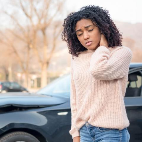 auto ongeluk letselschade Vrouw heeft pijn aan nek