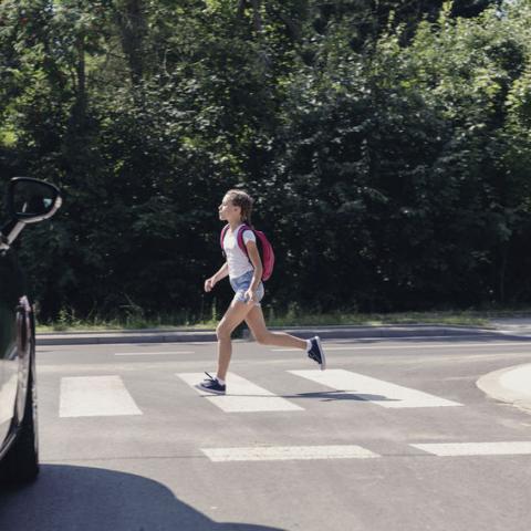 kind aangereden door auto kind oversteken op zebrapad