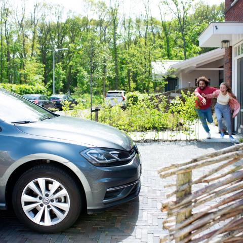 nieuwsbrief bedankt mensen rennen naar auto