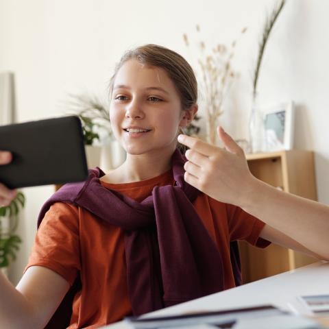 Tiener met smartphone Meisje met smartphone in hand