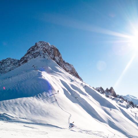 Besneeuwde bergtop Berg met een pak sneeuw