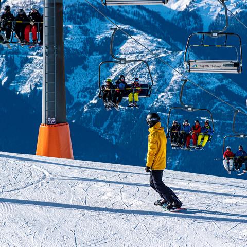 Snowboarder op piste