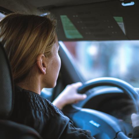 vrouw in auto