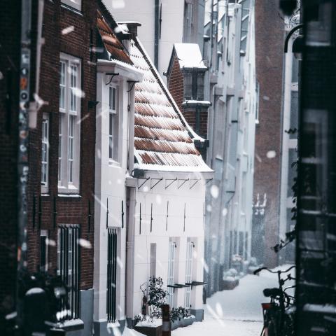 Smalle straat met sneeuw