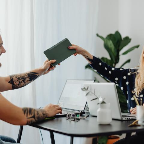 Man en vrouw met computers