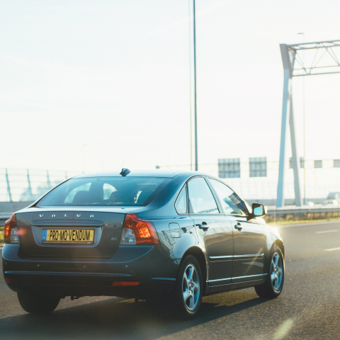 Auto met Nederlandse kentekenplaat