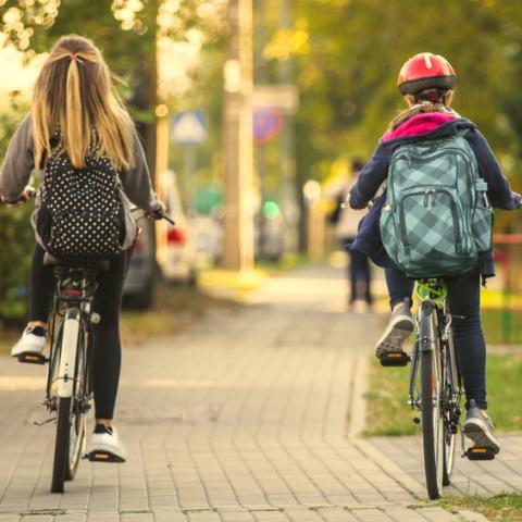 Kind alleen op de fiets naar school 2 kinderen op de fiets