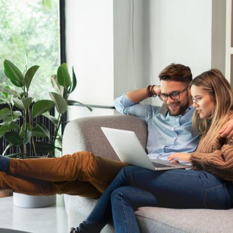 man en vrouw op bank