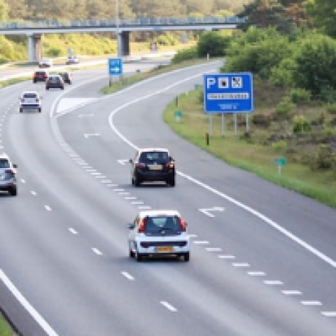 Snelweg met auto's in Nederland