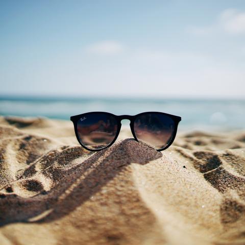 zonnebril op strand