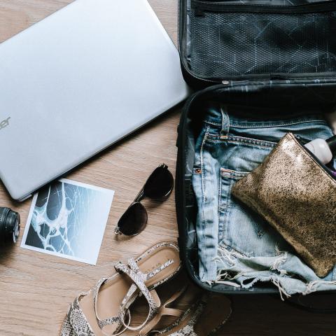 Hoe voorkom je diefstal op vakantie ingepakte koffer met fototoestel laptop en zonnebril