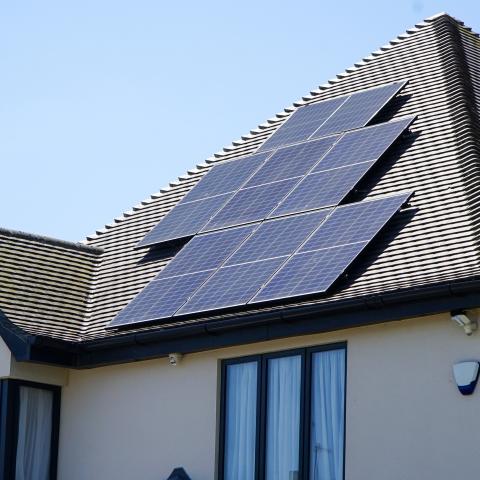 huis met zonnepanelen huis met zonnepanelen