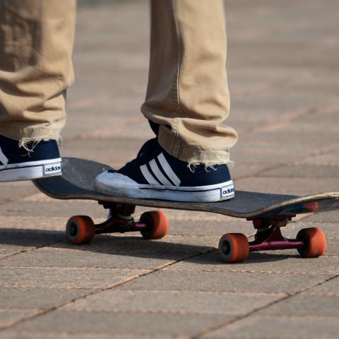 Ook een skateboarder is een voetganger Jongen op skateboard