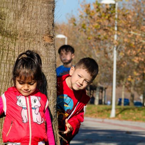 In een woonerf kun je spelende kinderen tegenkomen op straat Kinderen op straat