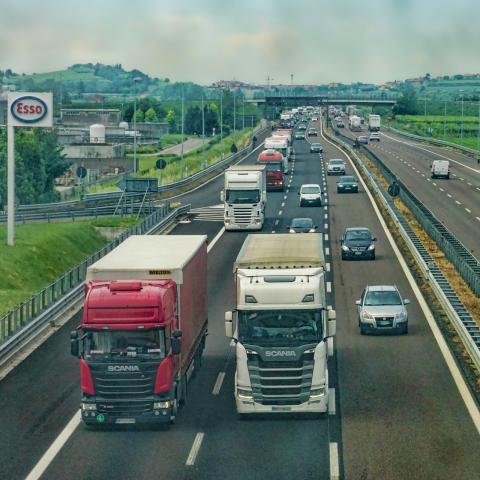 Hoe snel mag je invoegen op de snelweg? Snelweg met auto's en vrachtwagens