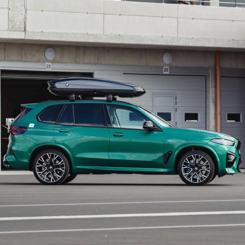 Groene auto met dakkoffer Groene auto met dakkoffer