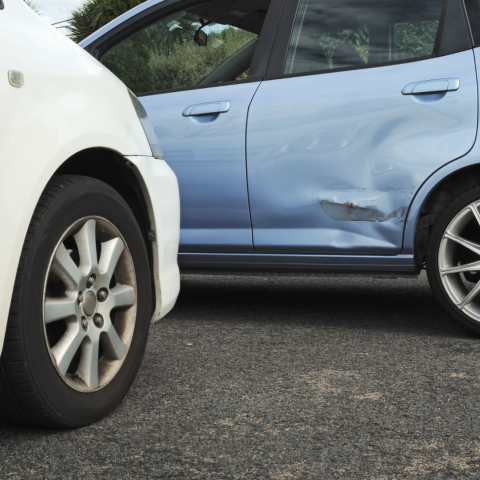 Twee auto's na een botsing met blikschade 