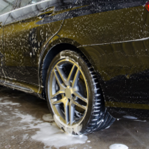 In direct zonlicht wassen Auto in het sop