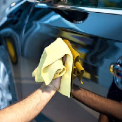 Vergeten de auto te drogen Auto drogen met een microvezeldoek