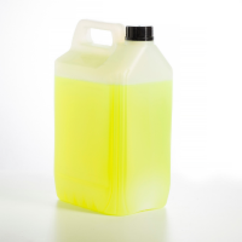 Verkeerde schoonmaakmiddelen gebruiken Fles met gele autoshampoo