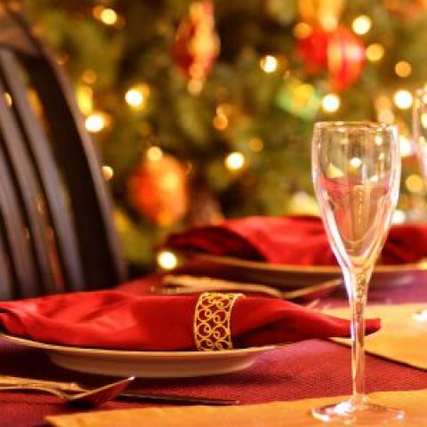 Gedekte tafel aan het kerstdiner
