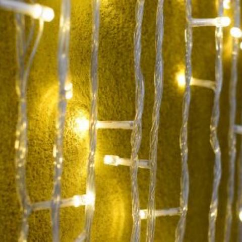 Kies veilige kerstverlichting Kerstlampjes op een muur