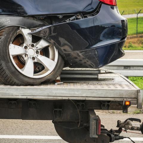 De restwaarde van een auto Auto met flinke schade op een bergingsvoertuig