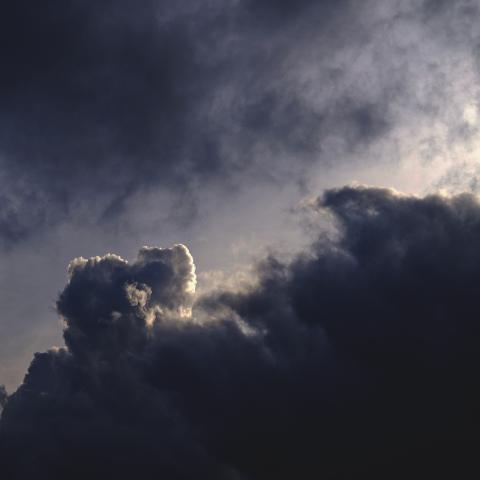 donkere wolken door storm