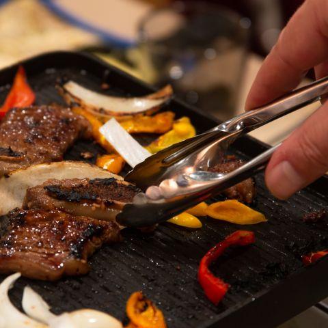 Veilig elektrische apparaten gebruiken met Kerst Persoon maakt eten op een grill
