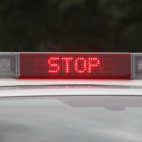 Politiewagen met stopteken