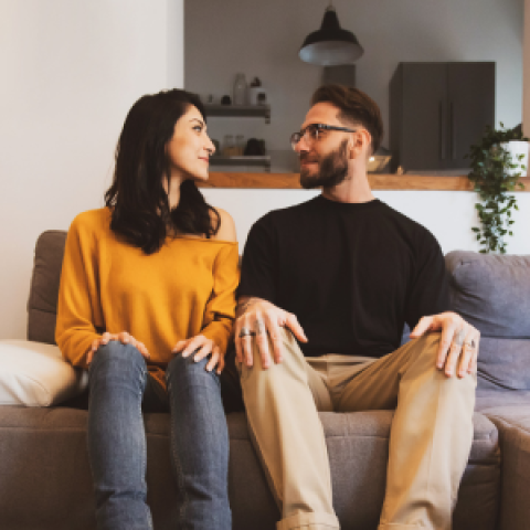 Man en vrouw zitten op een bank
