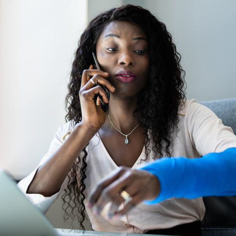 Vrouw belt met arm in het gips