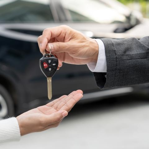 Een autosleutel wordt overgedragen