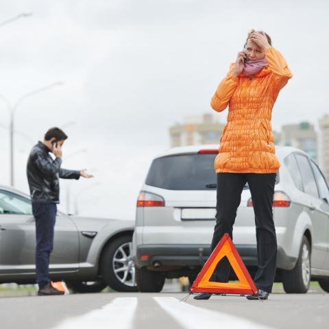 Vrouw en man bellen na aanrijding met auto