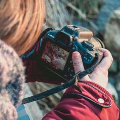 Fotocamera wordt vastgehouden