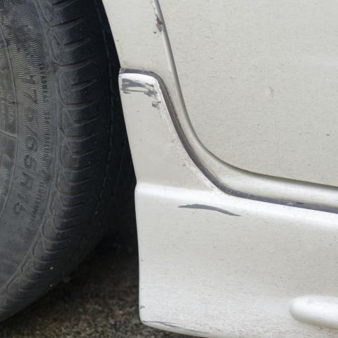 Lakschade op witte auto