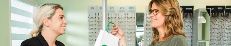Vrouw koopt bril bij Specsavers