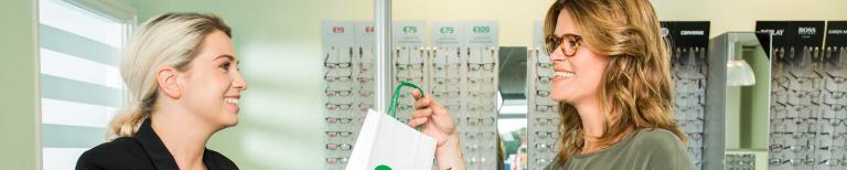 Specsavers kortingsregeling Vrouw koopt bril bij Specsavers