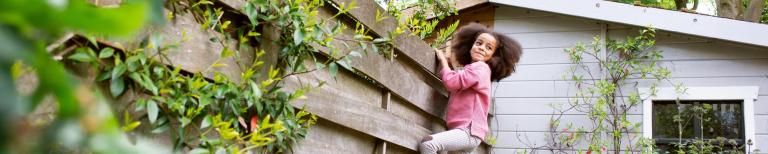 Meisje speelt in tuin