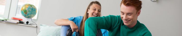 studentenzorgverzekering jongeren op bed