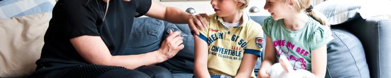 Kinderen krijgen thuis vaccinatie