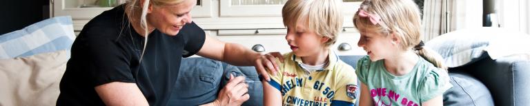 Kinderen krijgen thuis vaccinatie