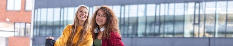 Zorgtoeslag 18 jaar aanvragen Twee meiden buiten