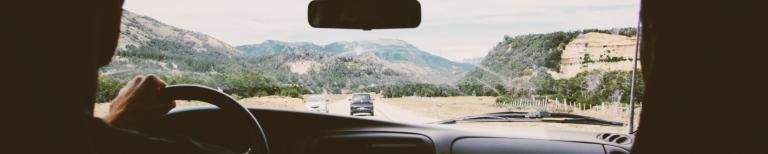 Vakantie met de auto Autorijden in mooi landschap