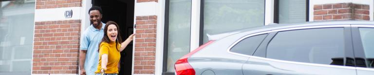 Hypotheken - Gratis eerste gesprek Stel in deuropening met hond die naar buiten wil