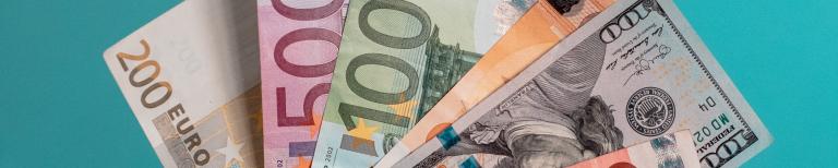 Overwaarde huis opnemen Geldbiljetten in hand, blauwe achtergrond