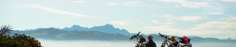 9 leukste fietsvakanties in Europa Twee fietsen met mooie achtergrond