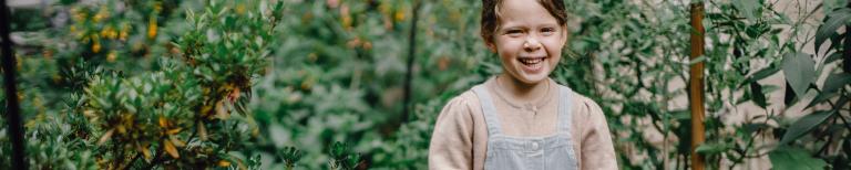 kindje-tuin-lachen-planten