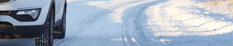 met de auto over een besneeuwde weg rijden