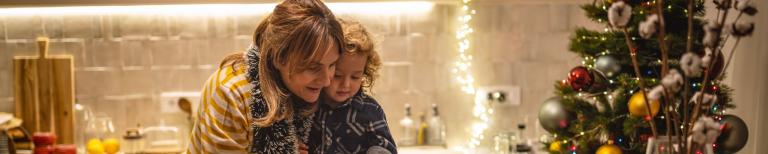 Vrouw en kind vieren Kerst